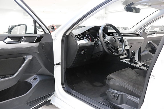 Volkswagen Passat 8 of 26