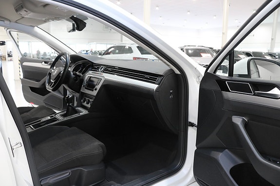 Volkswagen Passat 10 of 26