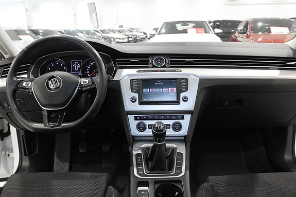 Volkswagen Passat 11 of 26