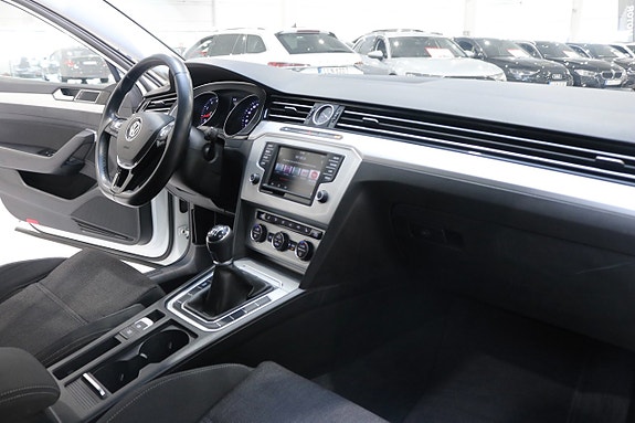 Volkswagen Passat 9 of 26
