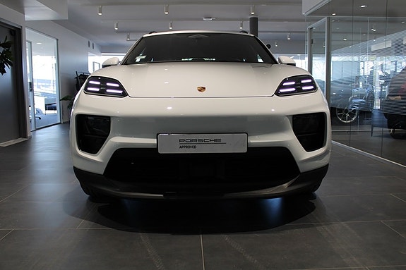 Porsche Macan 4 3 of 5