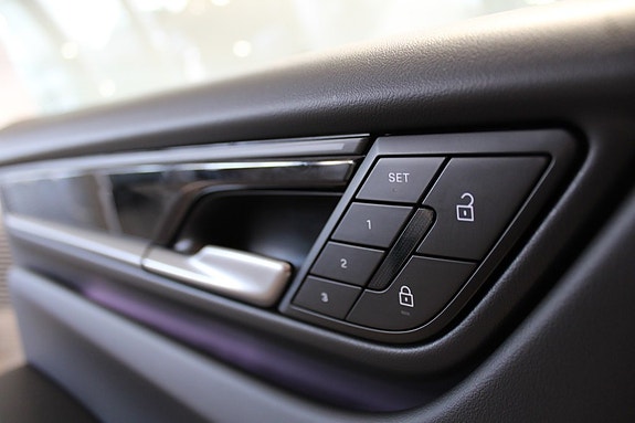 Porsche Macan 4 16 of 16