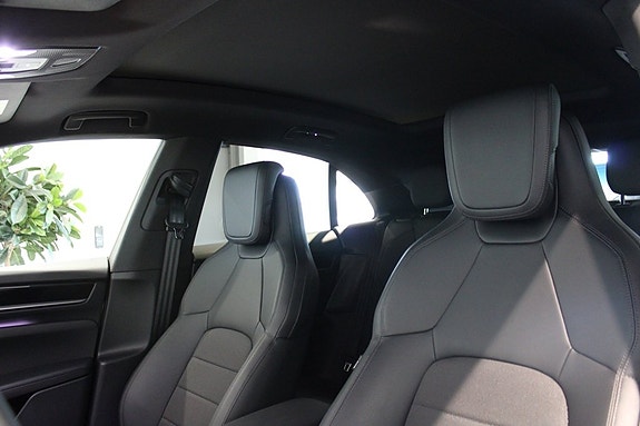 Porsche Macan 4 8 of 16