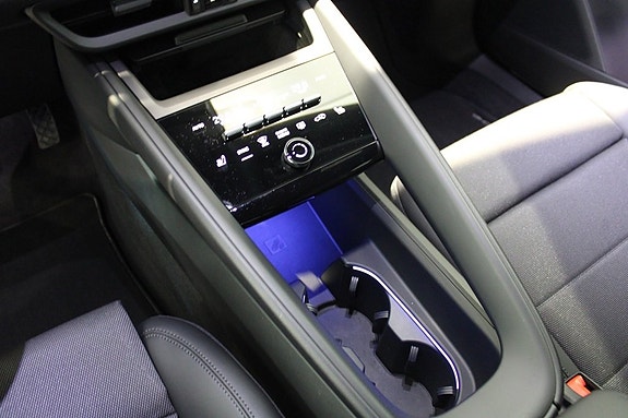 Porsche Macan 4 11 of 16