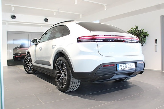 Porsche Macan 4 2 of 5