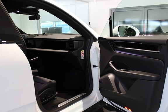 Porsche Macan 4 13 of 16