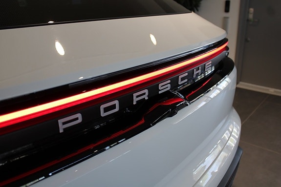 Porsche Macan 4 6 of 16