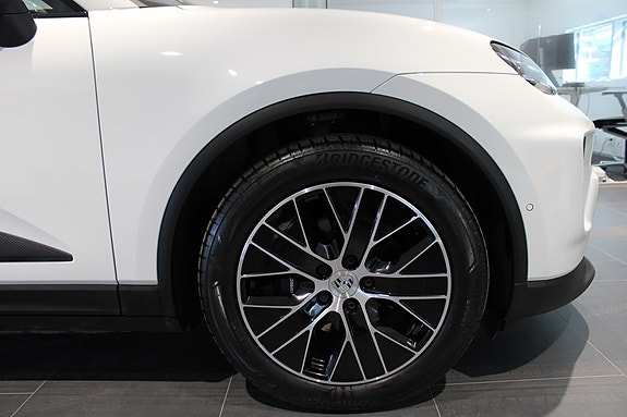 Porsche Macan 4 7 of 16