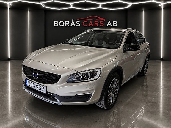 Volvo V60 Cross Country 2 of 5