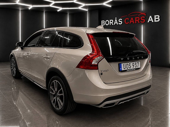 Volvo V60 Cross Country 3 of 5