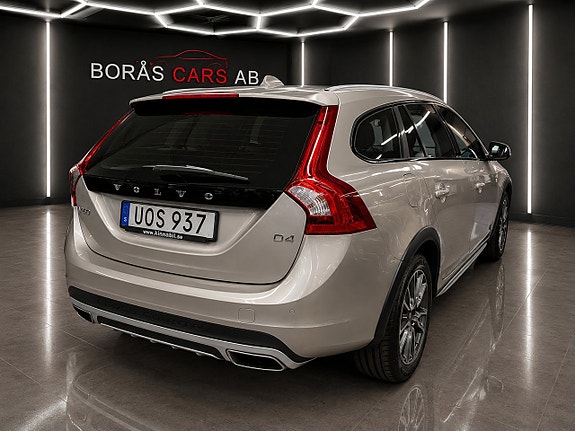 Volvo V60 Cross Country 4 of 5