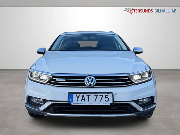 Volkswagen Passat Alltrack 2 of 5