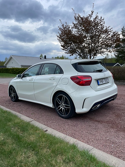 Mercedes-Benz A180 2 of 4