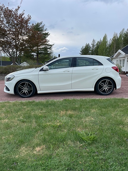 Mercedes-Benz A180 3 of 4