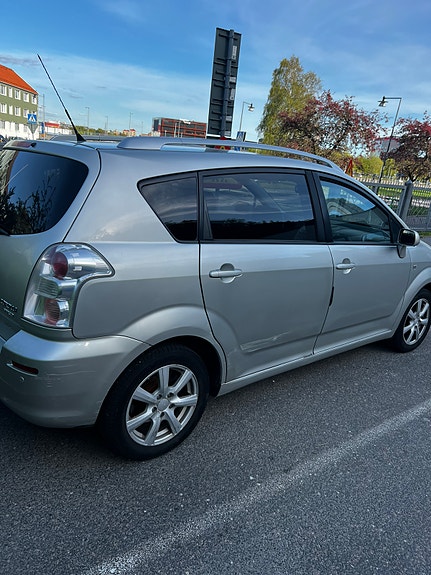 Toyota Corolla Verso 3 of 5