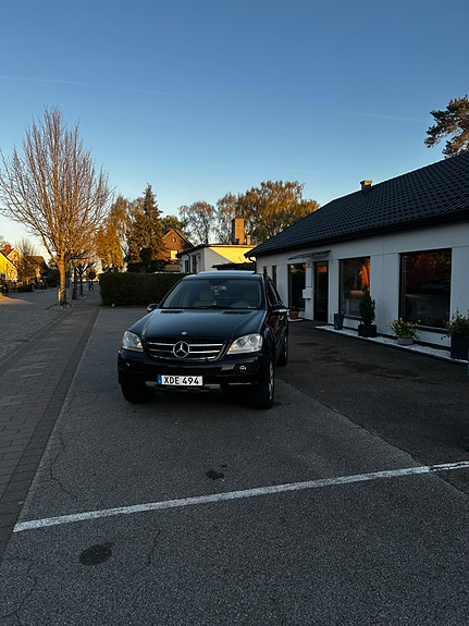 Mercedes-Benz ML280 2 of 10