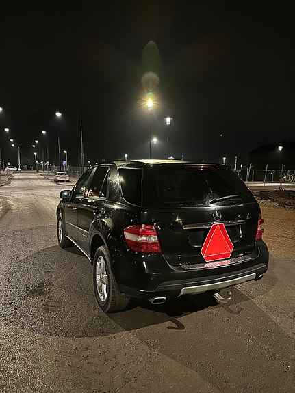 Mercedes-Benz ML280 2 of 5