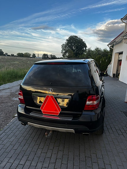 Mercedes-Benz ML280 8 of 10