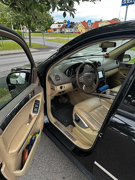 Mercedes-Benz ML280 3 of 10