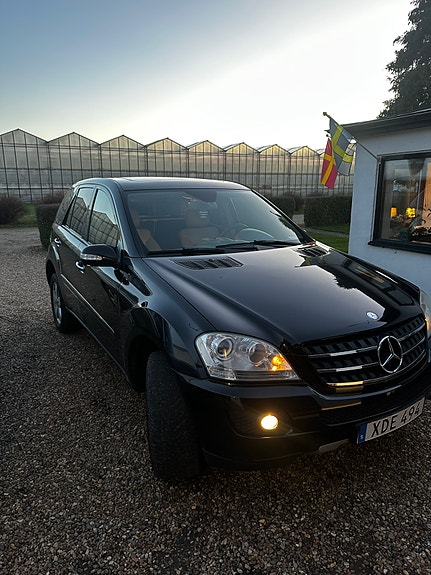 Mercedes-Benz ML280 3 of 5