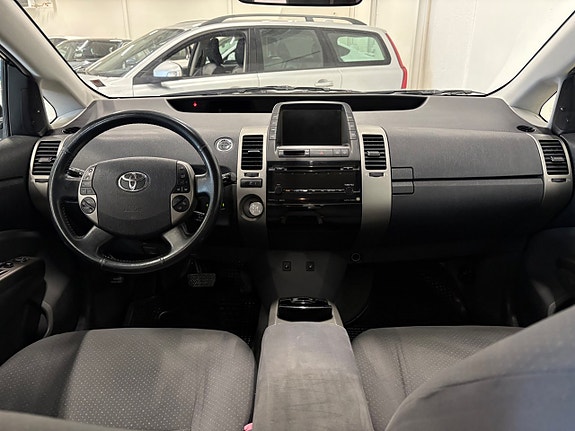 Toyota Prius 11 of 16