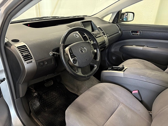 Toyota Prius 7 of 16