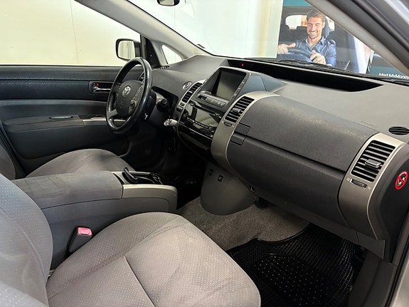 Toyota Prius 9 of 16