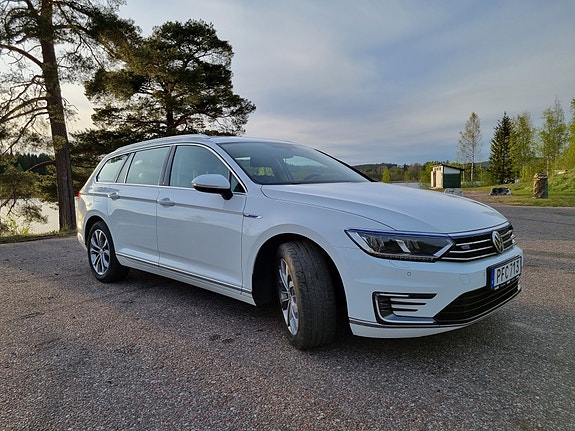Volkswagen Passat 2 of 5