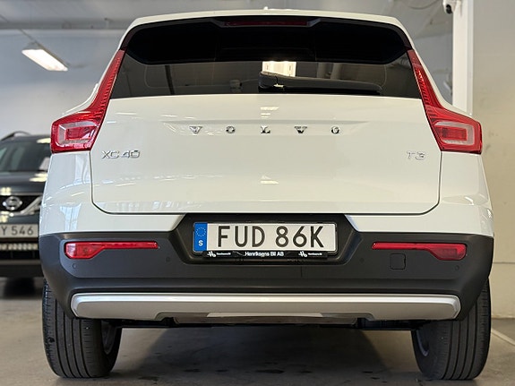Volvo XC40 8 of 16