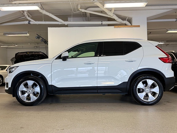 Volvo XC40 2 of 5