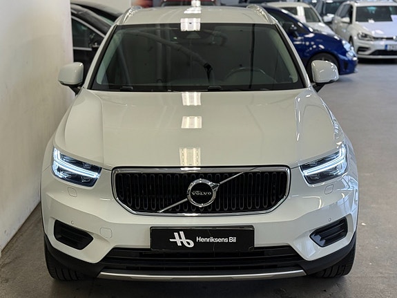 Volvo XC40 4 of 5