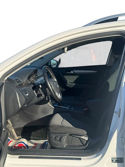 Volkswagen Passat 12 of 15