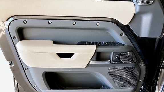 Land Rover Defender 90 11 of 12