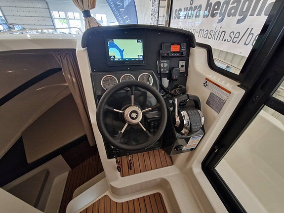 Quicksilver Captur 905 Pilothouse 2 x Mercury F200EFI V6-21 6 of 12
