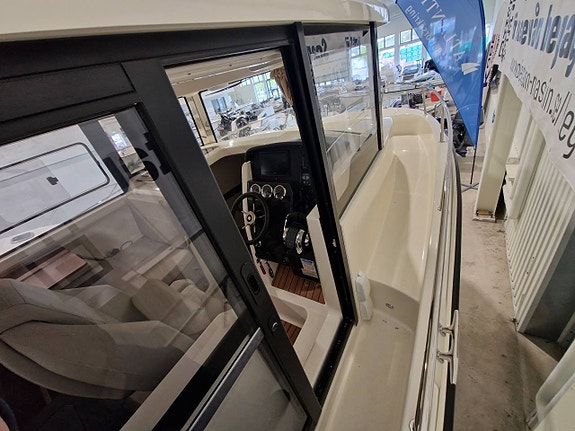 Quicksilver Captur 905 Pilothouse 2 x Mercury F200EFI V6-21 7 of 12