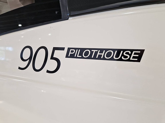 Quicksilver Captur 905 Pilothouse 2 x Mercury F200EFI V6-21 12 of 12