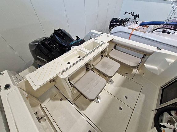 Quicksilver Captur 905 Pilothouse 2 x Mercury F200EFI V6-21 9 of 12
