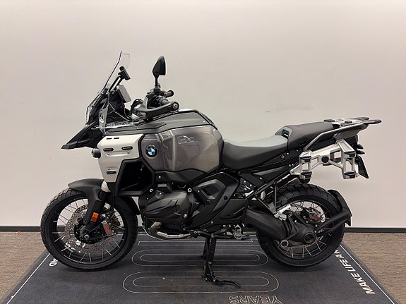 BMW R1300GSA Triple Black Adaptivt Chassi Demo 4 of 4