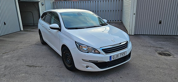 Peugeot 308 SW 2 of 5