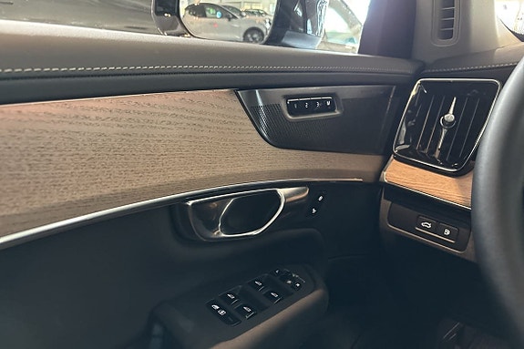 Volvo XC90 24 of 30