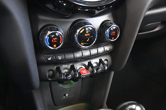 MINI Cooper 13 of 16