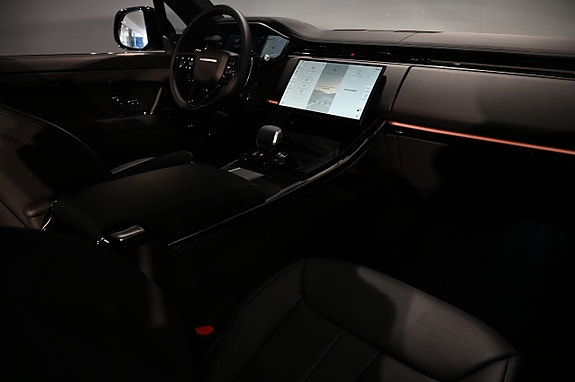 Land Rover Range Rover Sport 17 of 26