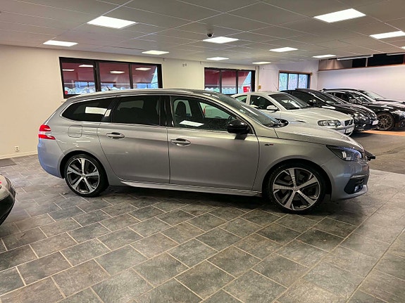 Peugeot 308 SW 4 of 5
