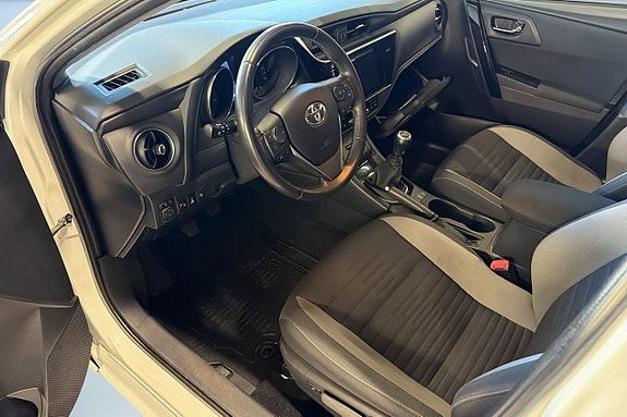 Toyota Auris 10 of 17