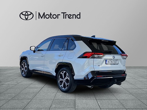 Toyota RAV4 Plug-in Hybrid 2 of 5