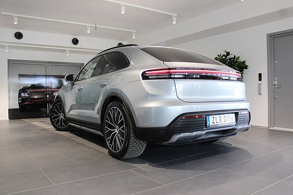 Porsche Macan 4 2 of 5