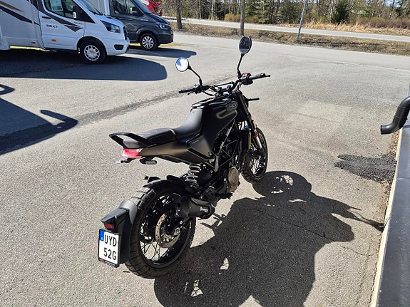 Husqvarna Svartpilen 401 -23 3 of 3