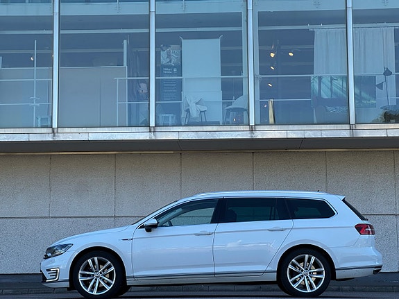 Volkswagen Passat 2 of 5