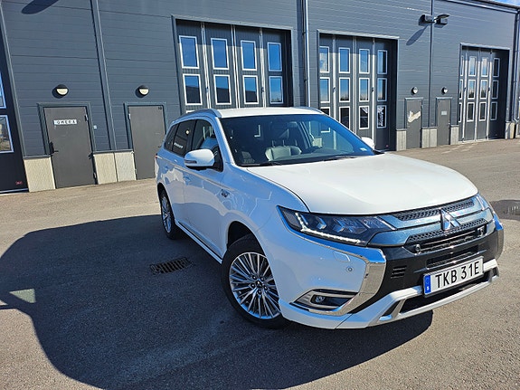 Mitsubishi Outlander 2 of 5