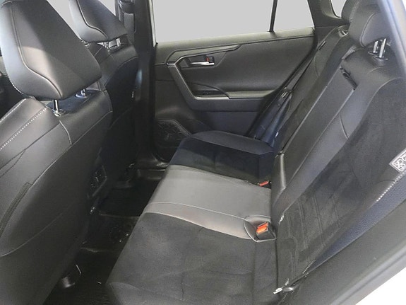 Toyota RAV4 10 of 18